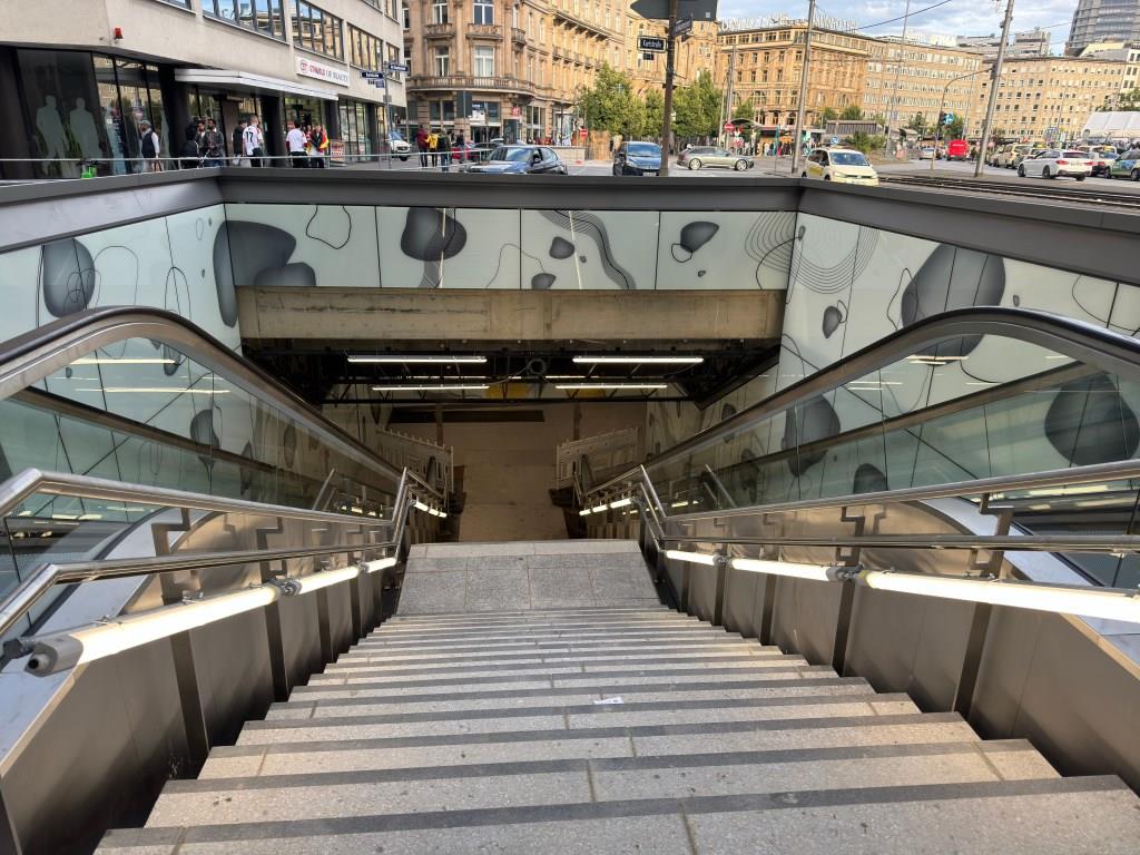 franknagel_de's tweet photo. Glückwunsch zur Fertigstellung! Am Freitag hat das Team Projekt #FrankfurtMasterplan von Dr. Katja Maaser und mit Unterstützung vom Bahnhofsmanagement um Melanie Kühner den nördlichen Bereich der #BEbene im Frankfurter #Hauptbahnhof wieder eröffnet.
#Frankfurt #Bahnhof https://t.co/XSlhccTfZc