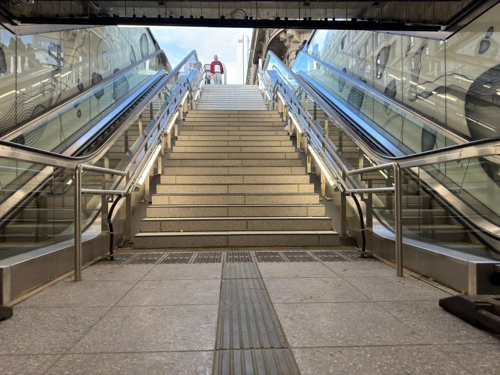 franknagel_de's tweet photo. Glückwunsch zur Fertigstellung! Am Freitag hat das Team Projekt #FrankfurtMasterplan von Dr. Katja Maaser und mit Unterstützung vom Bahnhofsmanagement um Melanie Kühner den nördlichen Bereich der #BEbene im Frankfurter #Hauptbahnhof wieder eröffnet.
#Frankfurt #Bahnhof https://t.co/XSlhccTfZc