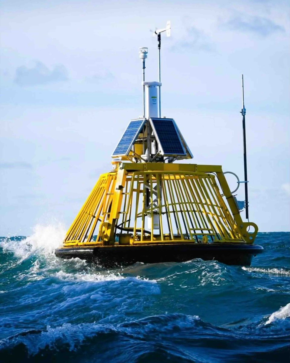 databuoycenter's tweet photo. Station 46029 is operational! Buoy technicians from @NOAA’s National Data Buoy Center serviced the weather buoy overnight, restoring marine observations in a crucial waterway near the mouth of the Columbia River. 
#NDBCAtSea @NWS @NWSPortland https://t.co/pPVWHCDUU8