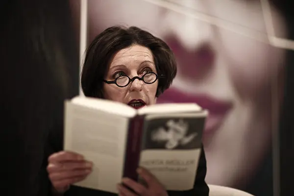 CARTA ABIERTA 

✒️Herta Muller
Es una de las más grandes escritoras alemanas contemporáneas. Ahora, Herta Muller, ganadora del Premio Nobel, ha escrito una estremecedora llamada de atención a Occidente - La locura que se ha apoderado de parte de la sociedad occidental desde que