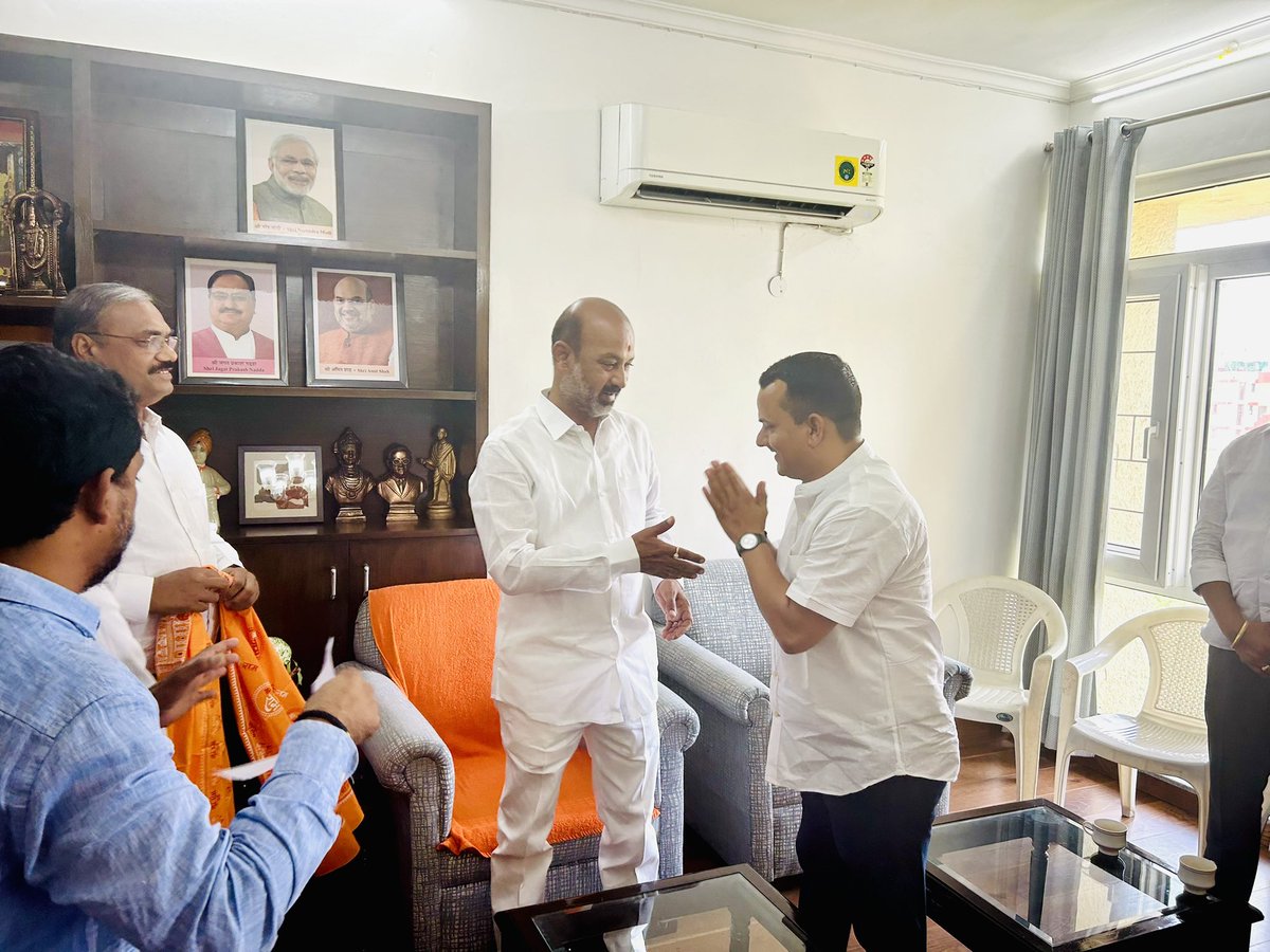 DO1IND's tweet photo. केन्द्रीय गृह राज्यमंत्री एवं राष्ट्रीय महामंत्री आदरणीय श्री @bandisanjay_bjp जी के दिल्ली आवास पर सौजन्य भेंट हुई। 💐💐

साथ में पूर्व ज़िला जज एवं भाजपा नेता श्रीमान अशोक सिंह कुशवाह जी, अंतरिक्ष सिंह जी।

@narendramodi 
@AmitShah @JPNadda @rajnathsingh @blsanthosh @byadavbjp @PMOIndia