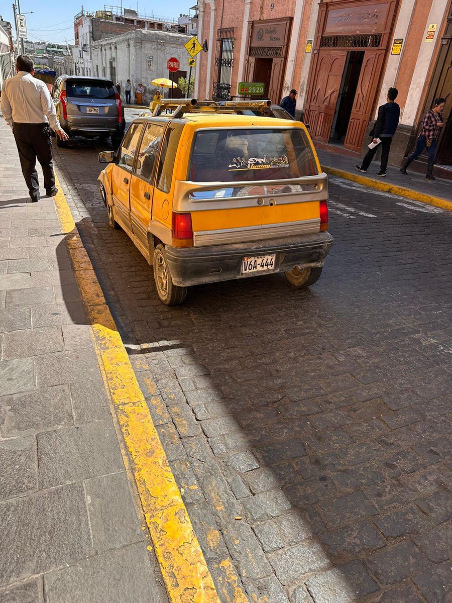 sufling's tweet photo. Este Tico se estrelló sin chofer dos metros atrás de mi esposa y yo. El taxista se bajó a comprar y lo dejo encendido... Un par de segundos antes y nos estampaba contra la pared. Cuando no es tu día, no es tu día. #arequipa #accidente https://t.co/kGba9xHBpN