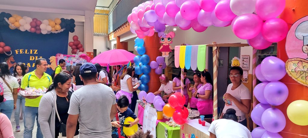 Este sábado 15 de junio se efectuó con éxito total la Feria Socioproductiva "Saberes y Haceres de la UEN SUCRE" fortaleciendo nuestra historia gastronómica, promoviendo el trabajo liberador e impulsando la economía con emprendimientos productivos
#CultivamosFuturo
.<a href="/NicolasMaduro/">Nicolás Maduro</a>