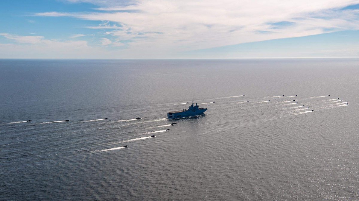STRIKFORNATO's tweet image. Our newest Ally 🇸🇪 comes bearing gifts 😯

Swedish forces bring the Norse spirit to 🇫🇷 French decks, exemplifying what #BALTOPS24 is all about.

Nations from across #NATO converging to train, share &amp;amp; show the thriving strength and unity of the most formidable Alliance in modern
