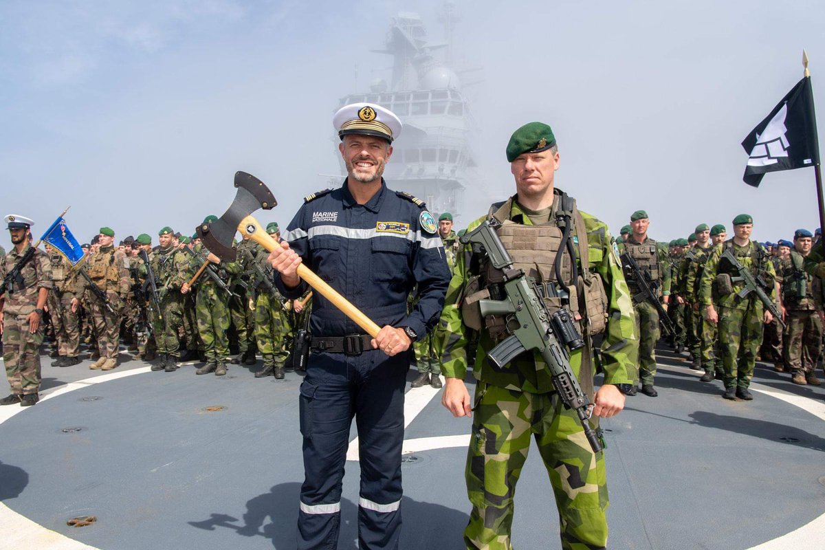 STRIKFORNATO's tweet image. Our newest Ally 🇸🇪 comes bearing gifts 😯

Swedish forces bring the Norse spirit to 🇫🇷 French decks, exemplifying what #BALTOPS24 is all about.

Nations from across #NATO converging to train, share &amp;amp; show the thriving strength and unity of the most formidable Alliance in modern