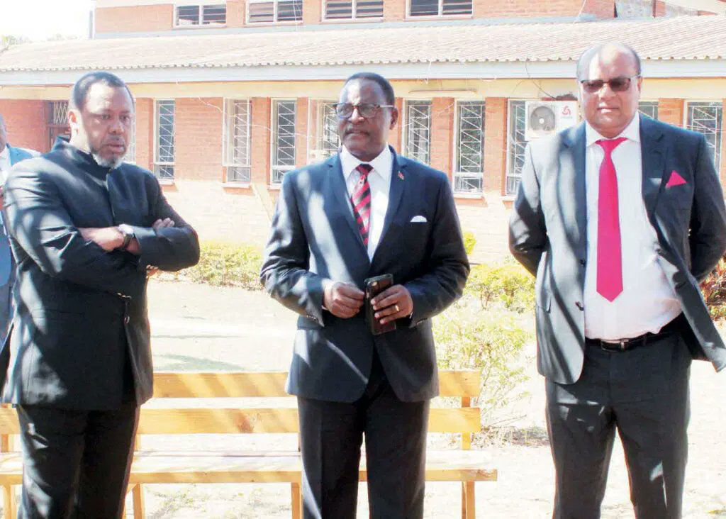 JeromeChisikwa's tweet photo. In 4 years, President Chakwera has:
1. Lost Sidik Mia, his VP at MCP.
2. Lost Chilima, his VP at OPC.
3. Lost Lingson Belekanyama, MP, his then Minister of Local Govt.
4. Faced COVID-19.
5. Faced Cyclone Freddy.
Regardless of his way of handling things, Laz has been very unlucky. https://t.co/OALgZUSy90