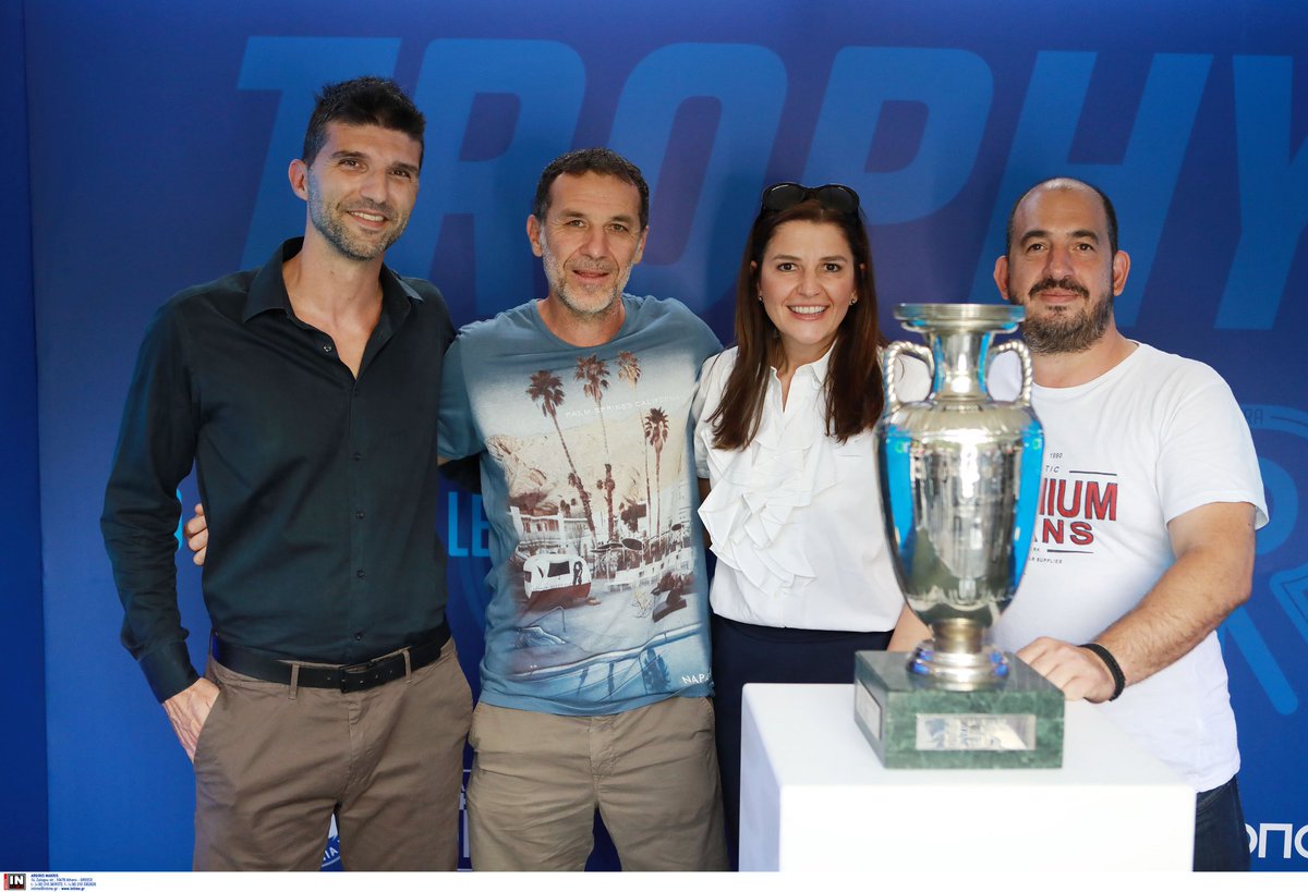 EthnikiOmada's tweet image. 📸 Photo Story από το 🏆 Tour powered by @instaopap για τα 20 χρόνια από την κατάκτηση του EURO 2004. 
🙏 Την εκδήλωση στην 📌 Αθήνα τίμησε με την παρουσία του ο Πρωταθλητής Ευρώπης @giannisgkoumas_official 
🎤 Παρουσίαση @lilakountourioti  #trophy #tour #opap #epo #athens