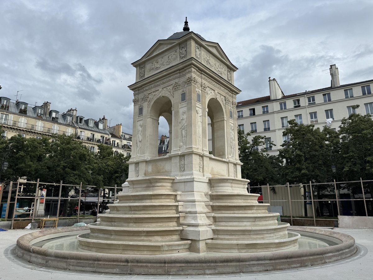 👀 Après un an de restauration complète, les palissades qui cachent à nos yeux la Fontaines des Innocents commencent à être déposés : l'occasion de (re)découvrir les nymphes sculptées par Goujon et Pajou versant à nouveau leur eau au cœur d'une place Joachim du Bellay magnifiée.