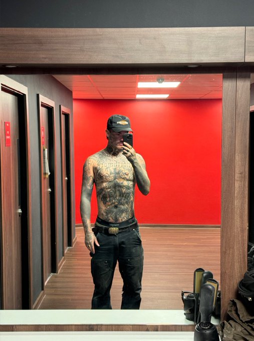 Who wants to lick it https://t.co/AUaSRfFpPM