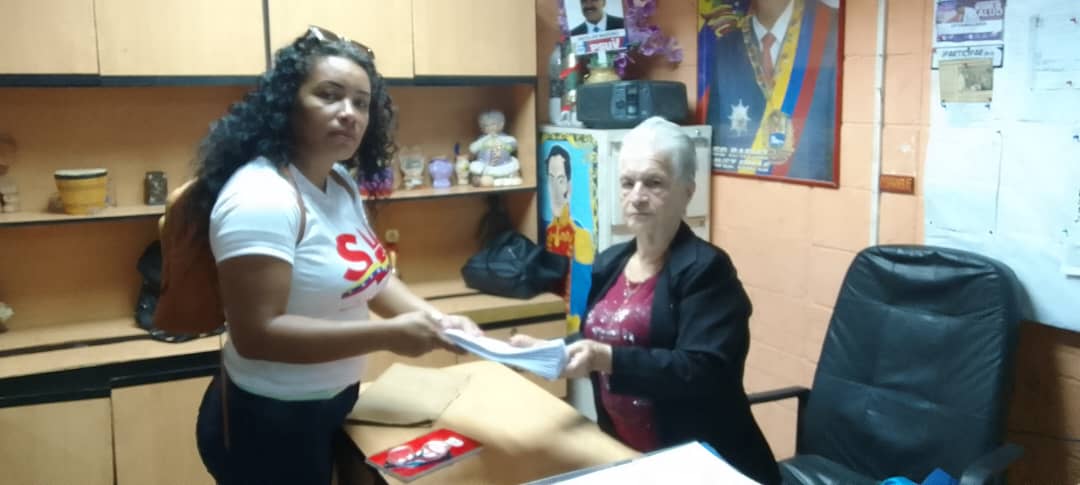 #CultivamosFuturo Concejo Municipal FLA. Entrega de planillas al Instituto del adulto y adulta mayor, para la conformación y registro de los Círculos de abuelas y abuelos FLA
<a href="/NicolasMaduro/">Nicolás Maduro</a> 
<a href="/_LaAvanzadora/">Yelitze Santaella</a> 
<a href="/Soykarinacarpio/">Karina Carpio</a> 
<a href="/VicenteAragua/">José V. Flores</a> 
<a href="/Gladys_barretoc/">Gladys Barreto</a> 
<a href="/ramolinap/">Ricardo Molina</a>