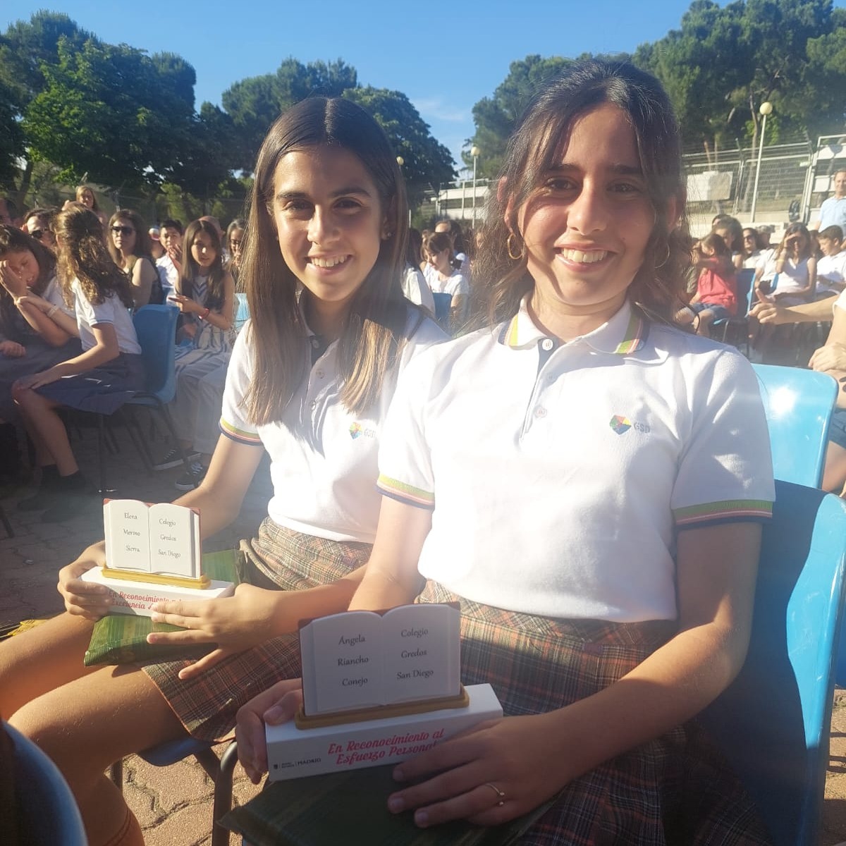 gredossandiego's tweet photo. ¡Orgullo GSD! 🌟 Dos alumnas de GSD Valdebebas reconocidas en el Distrito de Hortaleza. Elena Merino por Excelencia Académica y Ángela Riancho por Esfuerzo Personal. Acompañadas por sus familias, Víctor Calvo, Abel Fernández y su tutora Rebeca García. ¡Felicidades! #OrgulloGSD https://t.co/aqbv8lUF2t