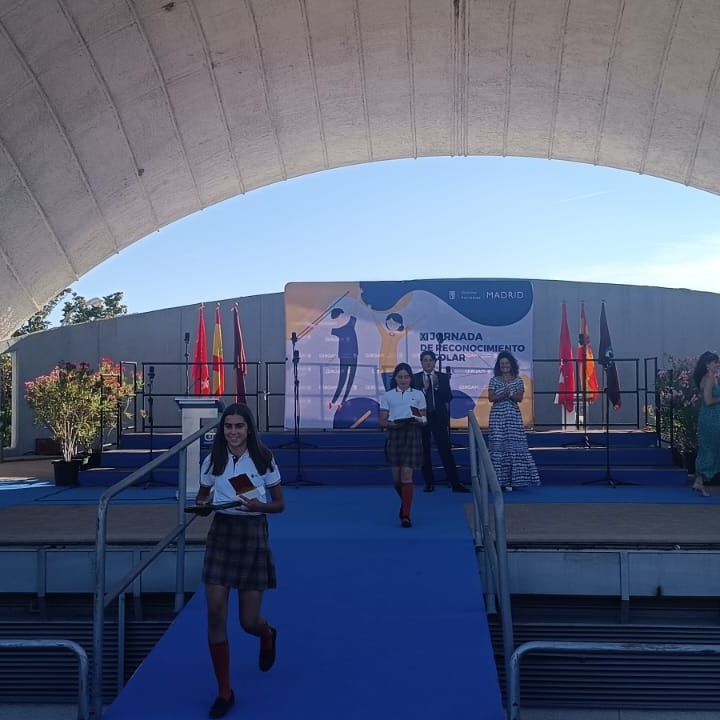 gredossandiego's tweet photo. ¡Orgullo GSD! 🌟 Dos alumnas de GSD Valdebebas reconocidas en el Distrito de Hortaleza. Elena Merino por Excelencia Académica y Ángela Riancho por Esfuerzo Personal. Acompañadas por sus familias, Víctor Calvo, Abel Fernández y su tutora Rebeca García. ¡Felicidades! #OrgulloGSD https://t.co/aqbv8lUF2t