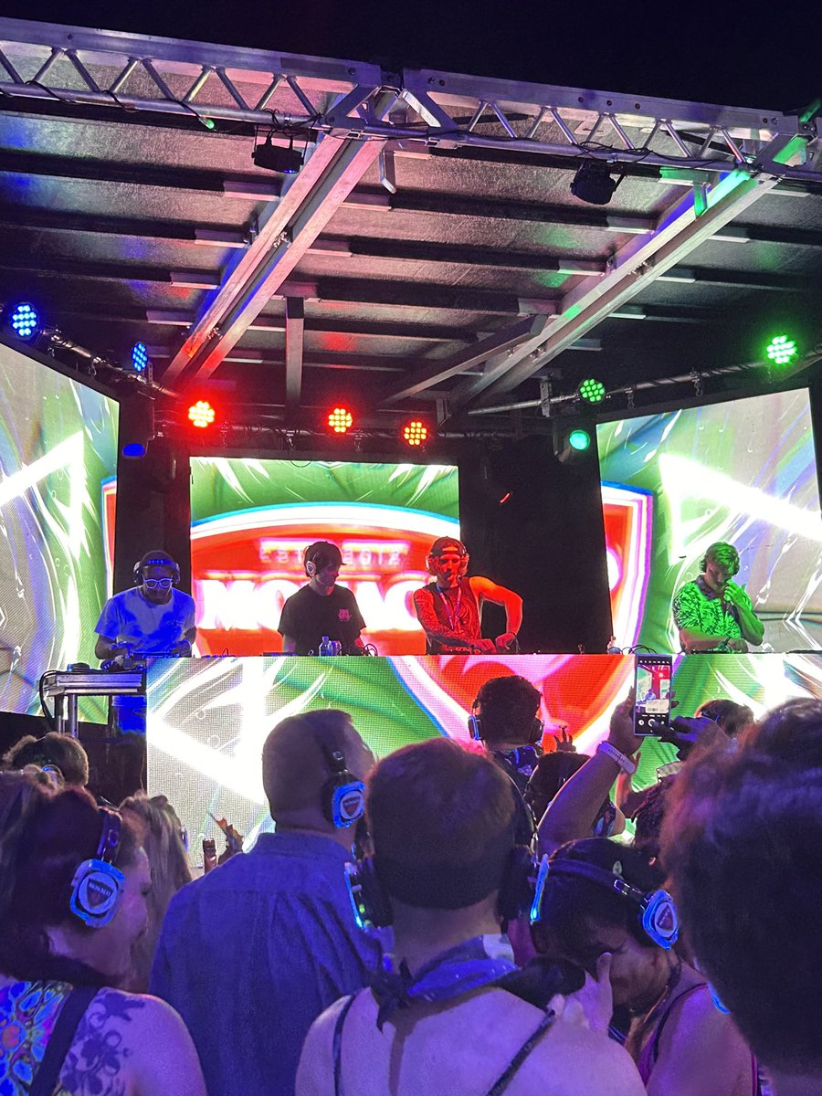 AshleeCheyenne4's tweet photo. 🔥🔥🔥 these guys had the silent disco going crazy https://t.co/xsOg67LCAJ
