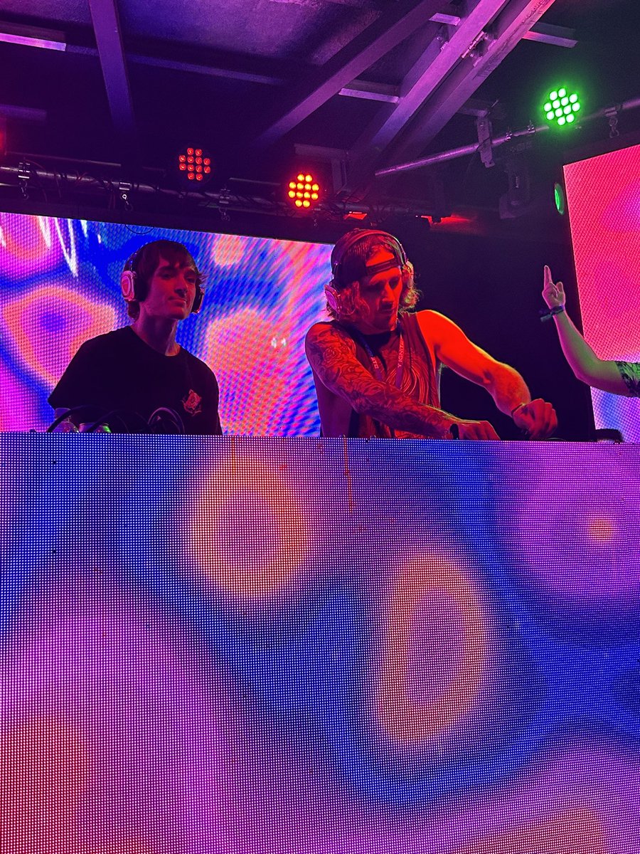 AshleeCheyenne4's tweet photo. 🔥🔥🔥 these guys had the silent disco going crazy https://t.co/xsOg67LCAJ