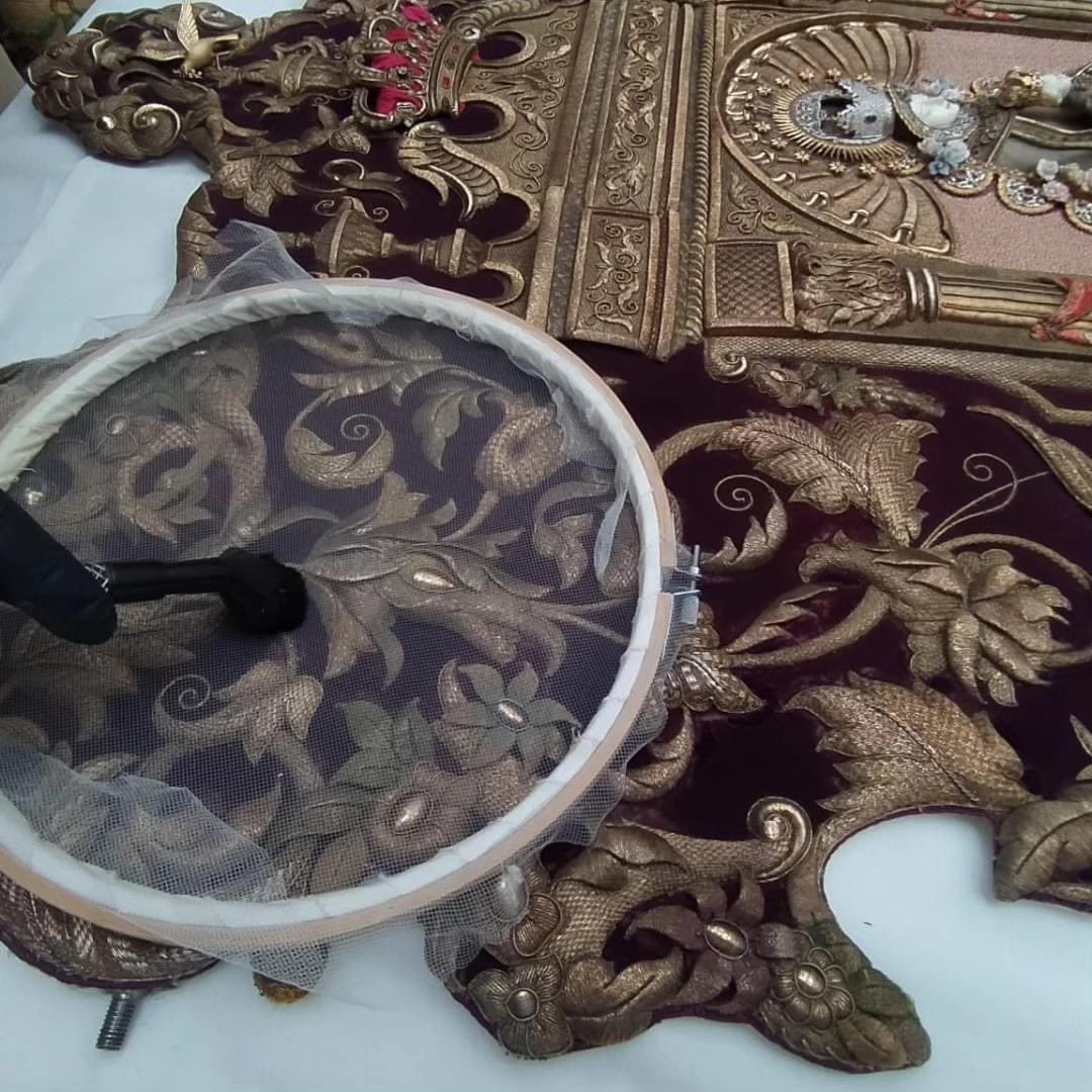 HDADMALAGA's tweet photo. 🟣⚪️ PATRIMONIO | Como cada año, tras la romería, confiamos los trabajos de limpieza y conservación de nuestro Bendito Simpecado al taller @SantaConserva por su buen hacer y la profesionalidad con la que cuidan a nuestro Sagrado Titular. https://t.co/vvoq1ifyPk