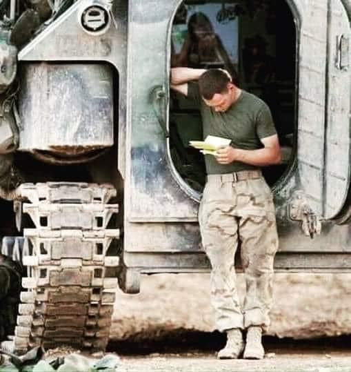 El Soldado:
Un soldado en Irak recibe una carta de su novia.
La carta decía lo siguiente:
Querido Alberto.
Ya no puedo continuar con esta relación.
La distancia que nos separa es demasiado grande.
Tengo que admitir que te he sido infiel dos veces desde que te fuiste y creo que ni