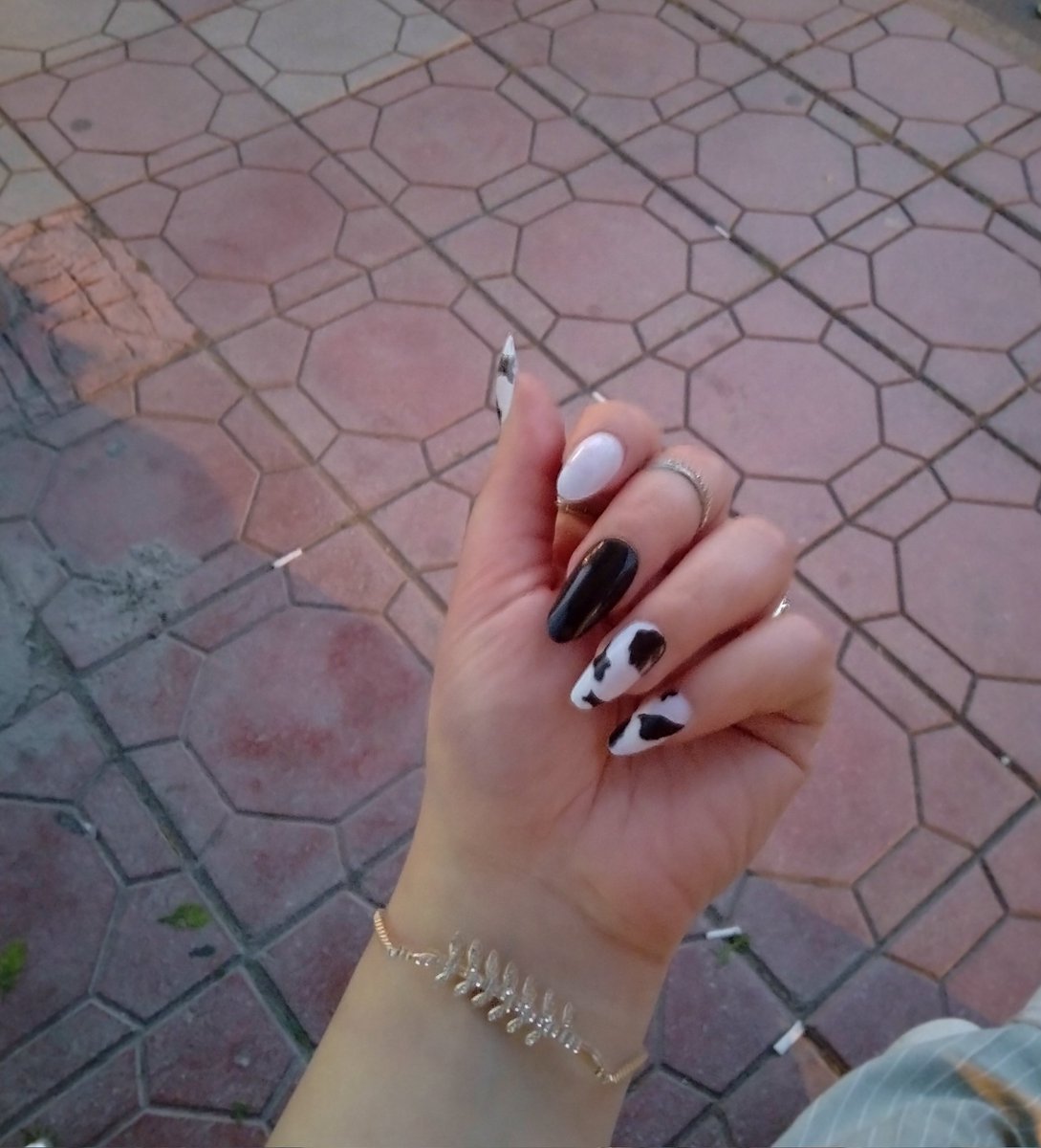 Kurban bayramı olduğu için inek desenli tırnak taktım.  İşte bu da benim pasif direnişim. 🐄🐄