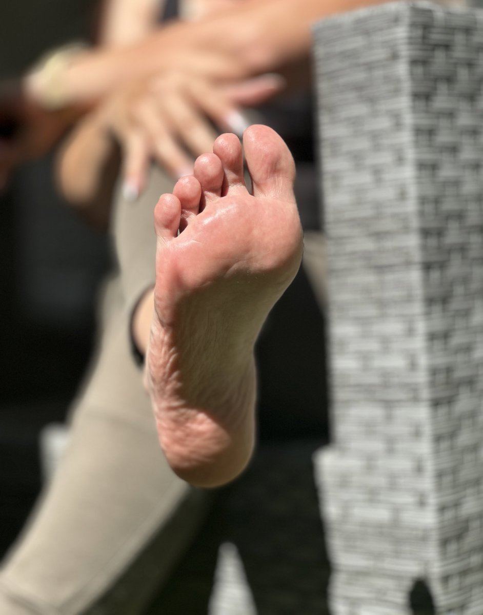 Einen Tritt in deinen Mini gefällig? Kein Problem 😈 

Nachdem du leider bislang nutzlos warst, musst du dich leider an dieser Stelle selbst bestrafen du Wurm - drück ab bis es weh tut 😏 ‼️

👀@ my link🌳

#findom #findoms #findommebrat #footfetish #paypig #payslave #zahlsklave