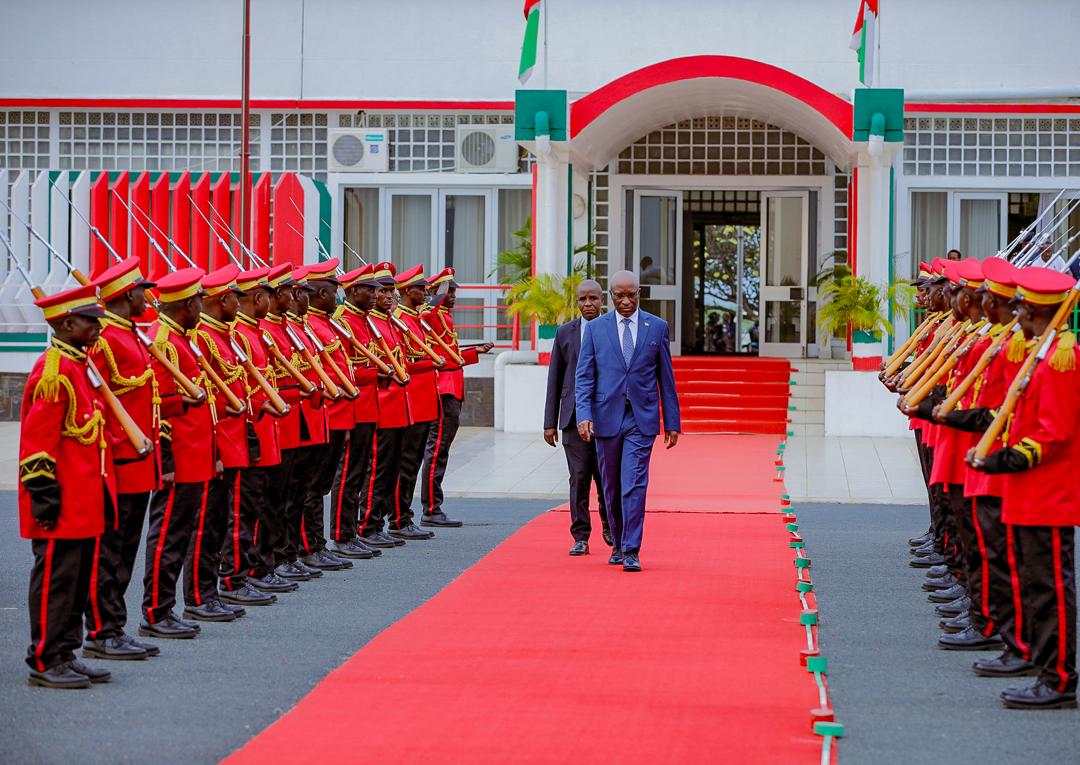 BurundiGov's tweet photo. SE le 1er Ministre Lt-Gén Pol #Ndirakobuca_Gervais a pris l'avion à destination de Pretoria en Afrique du Sud pour représenter SE le Chef de l'État @GeneralNeva à l'investiture de SE  Cyril Ramaphosa réélu comme Président de l'Afrique du Sud, un pays ami du #Burundi. https://t.co/bd8B4JAuRZ