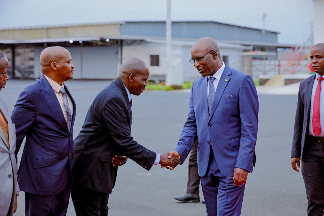 BurundiGov's tweet photo. SE le 1er Ministre Lt-Gén Pol #Ndirakobuca_Gervais a pris l'avion à destination de Pretoria en Afrique du Sud pour représenter SE le Chef de l'État @GeneralNeva à l'investiture de SE  Cyril Ramaphosa réélu comme Président de l'Afrique du Sud, un pays ami du #Burundi. https://t.co/bd8B4JAuRZ