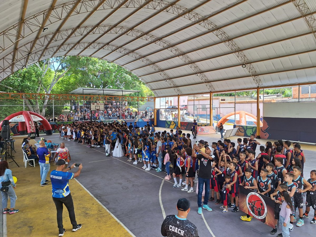 Quedó inaugurada la II Edición de La Liga Municipal de Baloncesto en Iribarren. El evento reunió a 20 clubes, que conforman 55 equipos activos en el municipio de está disciplina. El encuentro deportivo tuvo lugar en la cancha San Antonio, en la Av Ribereña, de la pquia Concepción
