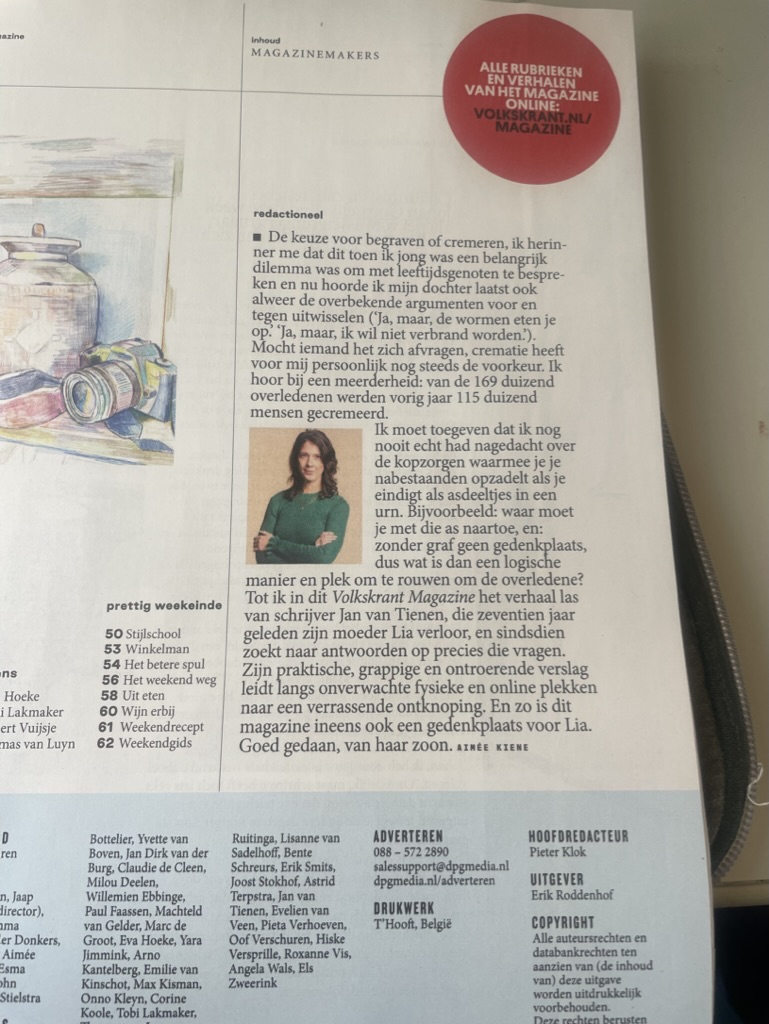 Jan van Tienen (@jvt) on Twitter photo Voor <a href="/volkskrant/">de Volkskrant</a> magazine geschreven over het voor de helft uitstrooien van moeders as en wat dat betekent voor het gevoel van waar haar rustplaats is. Het staat mooi in het blad van afgelopen weekend, lees het daar op papier of hier op de site: volkskrant.nl/volkskrant-mag… Voor <a href="/volkskrant/">de Volkskrant</a> magazine geschreven over het voor de helft uitstrooien van moeders as en wat dat betekent voor het gevoel van waar haar rustplaats is. Het staat mooi in het blad van afgelopen weekend, lees het daar op papier of hier op de site: volkskrant.nl/volkskrant-mag…