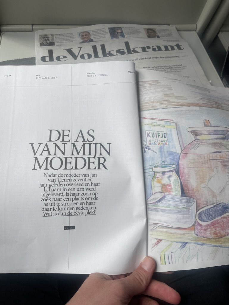 JVT's tweet image. Voor @volkskrant magazine geschreven over het voor de helft uitstrooien van moeders as en wat dat betekent voor het gevoel van waar haar rustplaats is. Het staat mooi in het blad van afgelopen weekend, lees het daar op papier of hier op de site: volkskrant.nl/volkskrant-mag…