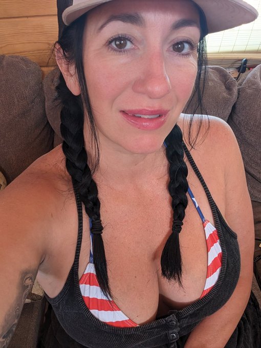 Before and after the lake I got some nice tan lines https://t.co/H1Mul5AVdG<a href="/tag/throne"class="tags"><span>#throne</span></a><a href="/tag/wishlist"class="tags"><span>#wishlist</span></a>