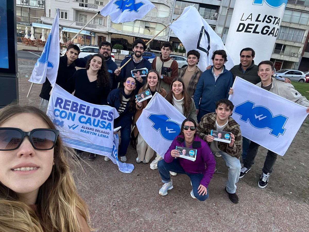 faraujo404's tweet photo. A 13 días de la interna seguimos entregando la 404 junto a los @jovenes404 
La lista de @AlvaroDelgadoUy y @MartinLemaUy https://t.co/RTcIyhpbRM