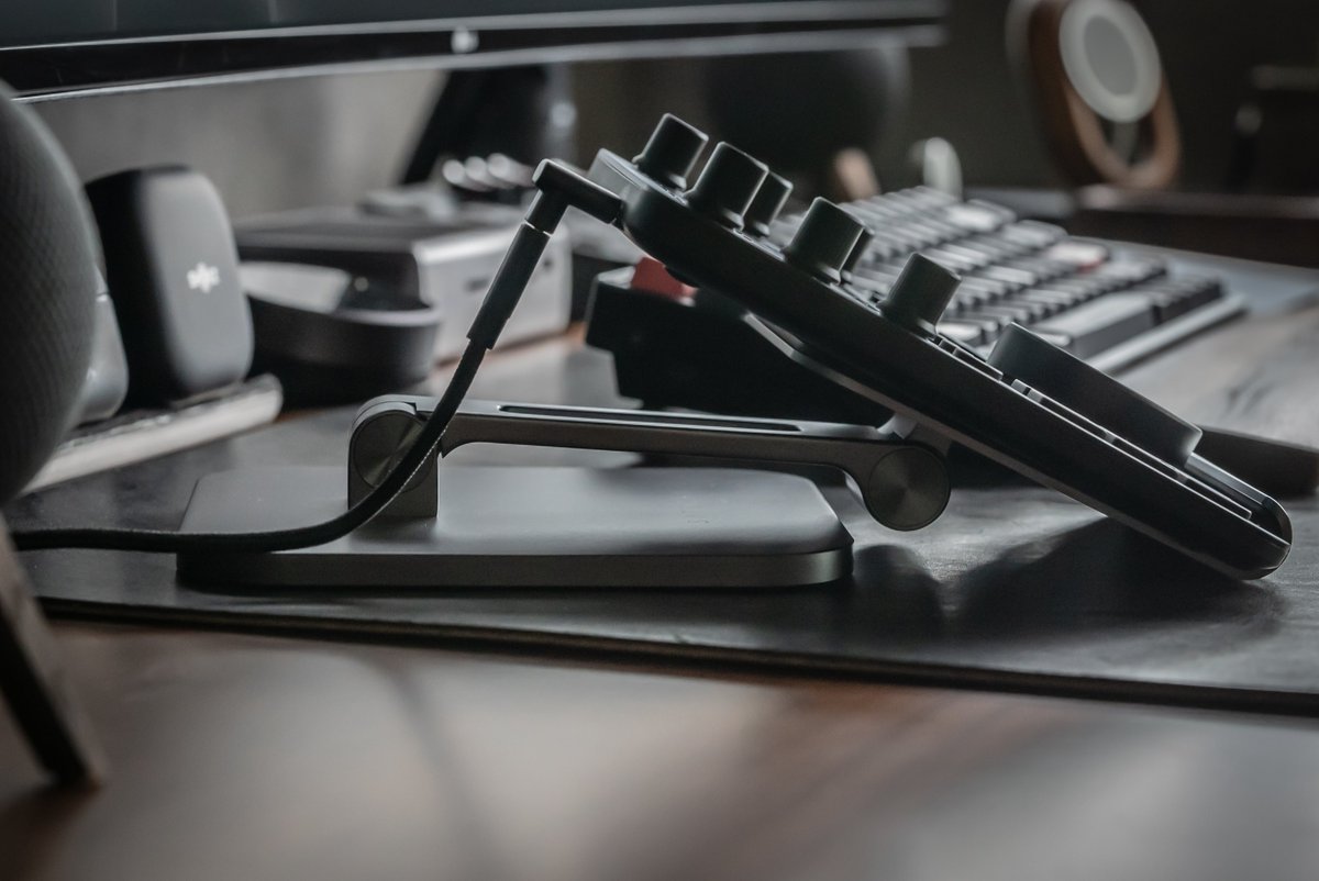 Loupedeck CTのスタンドについて、デスク界隈からよく質問もらうので