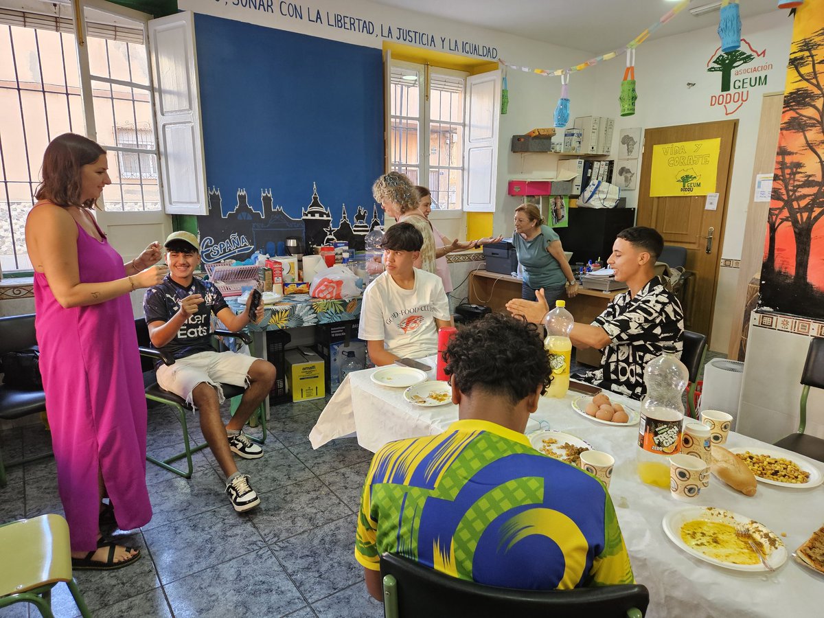 Una tarde de convivencia intercultural e interracial,  donde la VIDA y la experiencia  de cada historia, de cada encuentro, baile,  risas es transformador.
Feliz pascua, Feliz  Eid Al-Moubarak desde Geum Dodou y MdLR.