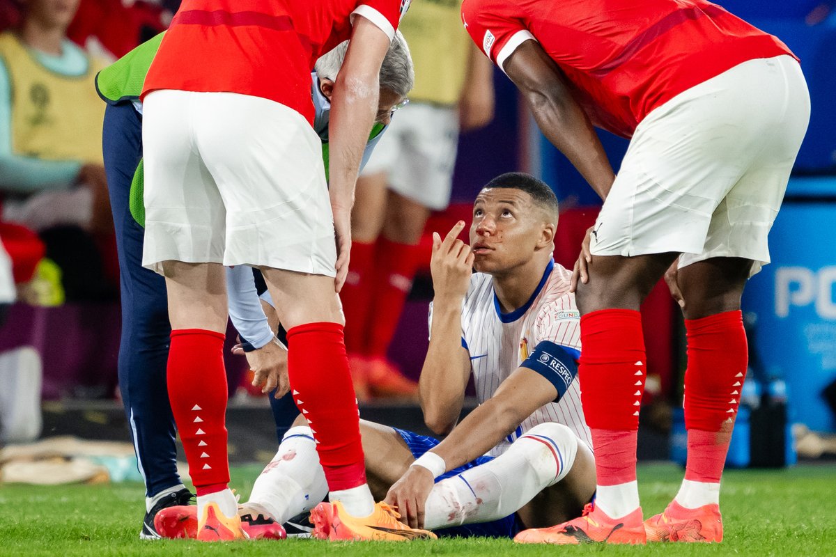 🚨 Même s'il ne sera pas opéré, Kylian Mbappé est 𝗙𝗢𝗥𝗙𝗔𝗜𝗧 pour la fin de la phase de groupes ! 🤕

L'attaquant des Bleus devrait porter un masque à son retour à la compétition. 

(<a href="/Batdesprez/">Baptiste Desprez</a>)