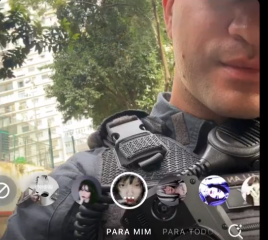 aarthurgs's tweet photo. @lopeszjao O melhor é ver a primeira imagem o mano fardado e na segunda ele tava jogando roblox com uma skin fofa KAKAKAKAKAKKA https://t.co/amB00jplFu