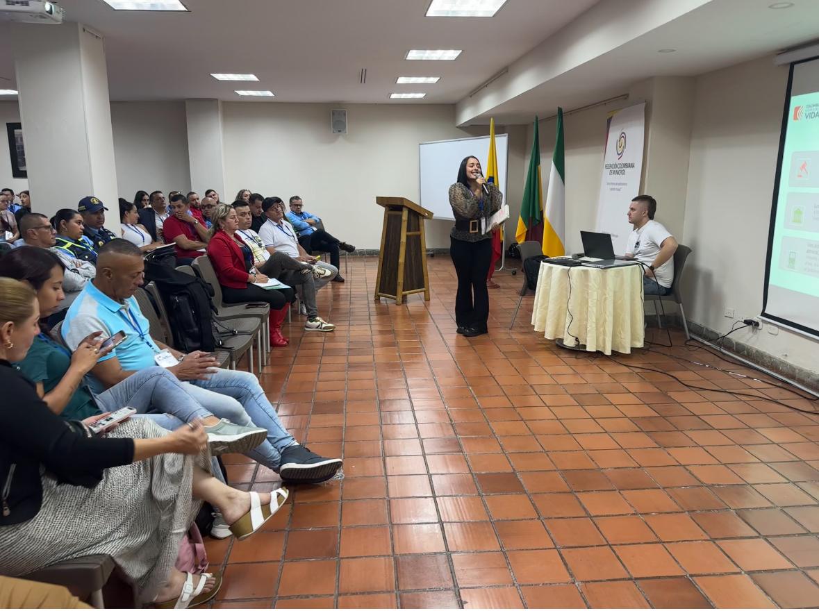Supertransporte's tweet image. La Superintendente @ayda_ospina, participa en el Seminario Conocimientos en Tránsito, Transporte y #SeguridadVial organizado por @Fedemunicipios y @AlejandriaIES en #Armenia abordando temas referentes a la #TrasformaciónDigital en los procesos de vigilancia, inspección y control.