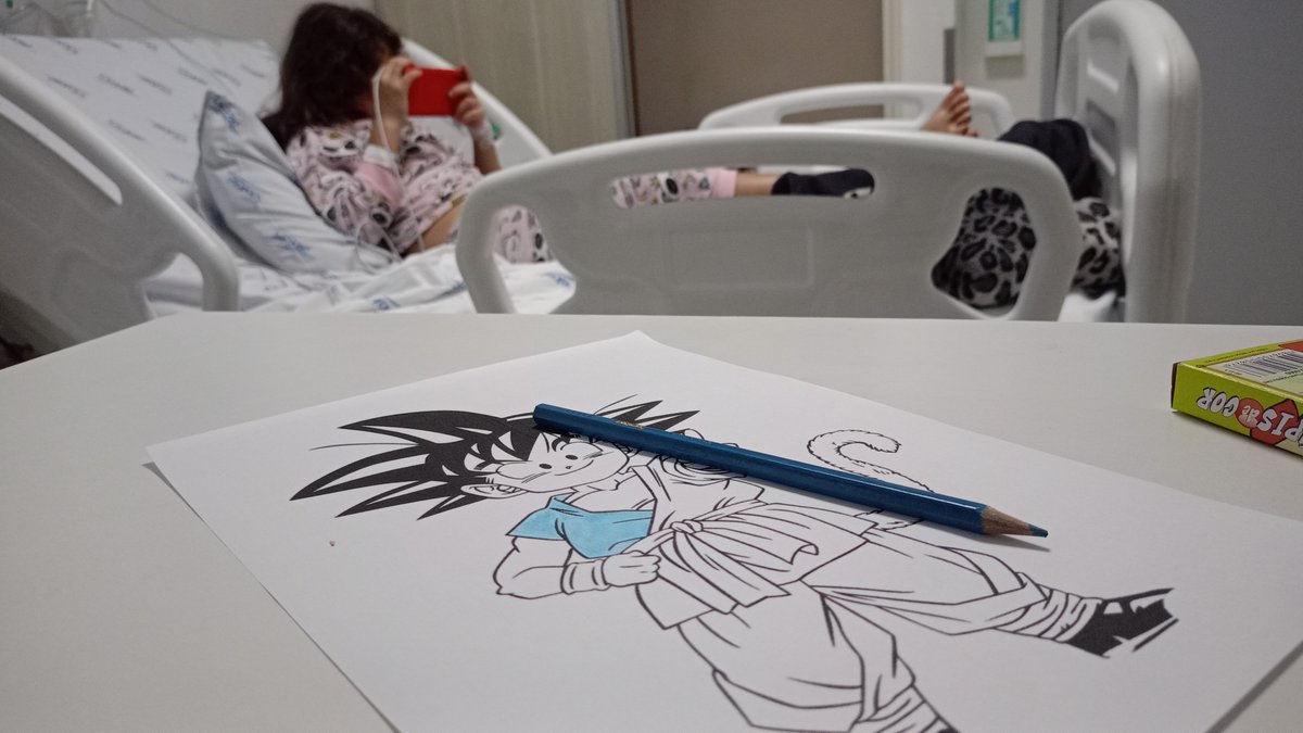 vidcerebral's tweet photo. Contraste de como passar o tempo no hospital.... Eu colorindo desenhos e ela no celular. https://t.co/zbNmlXEgPn
