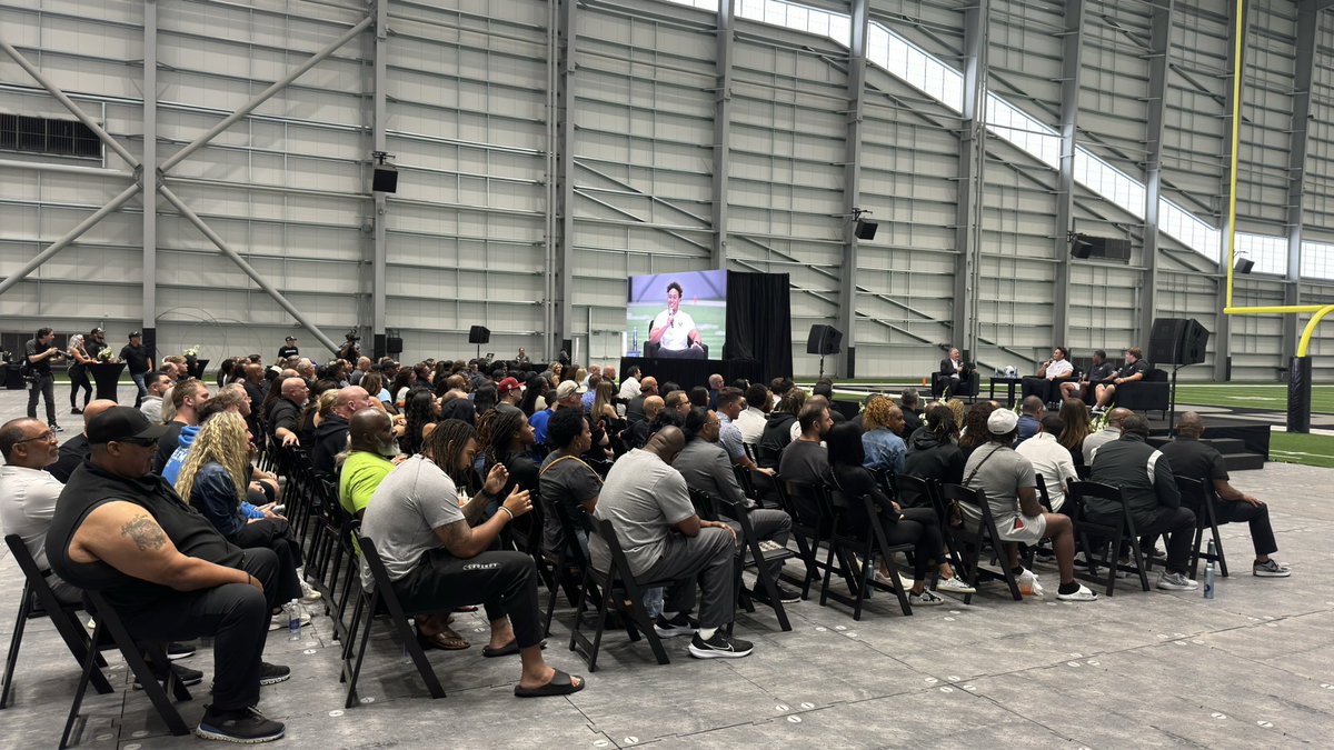 #RAIDERS are hosting their draft class mixer hosted by <a href="/JTTheBrick/">JT The Brick</a>, who is interviewing 2nd round draft pick <a href="/BigJax58/">Jackson Powers-Johnson</a>, 7th round pick <a href="/trey_taylor007/">Trey Taylor</a> and UDFA Ron Stone Jr. #RAIDERNATION