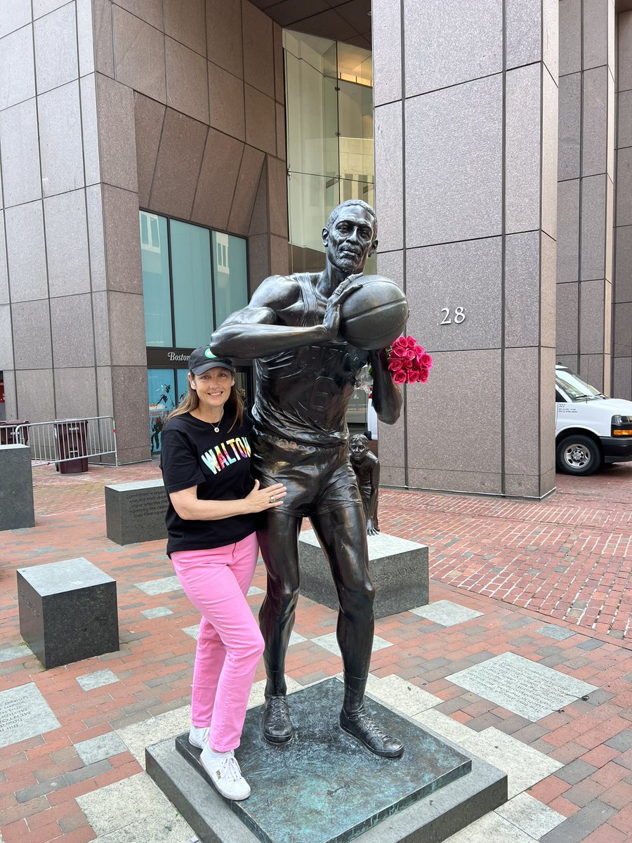 RealBillRussell's tweet image. I never miss a chance to bring my guy flowers. Proud to represent the Waltons. Let’s win it for the Bills 💚🤍🎉. LET GO CELTICS!! So great to be here for the big game 5 thank you @celtics VS @dallasmavs @NBA #Banner18 #NBAfinals #Differenthere @NBAonABC