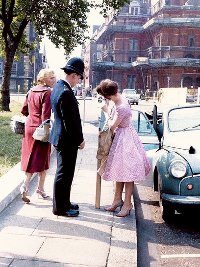 bo66ie29's tweet photo. London motorist tries to get to grips with Britain's first parking meters in the 1950s. https://t.co/wGi1ex69ZK