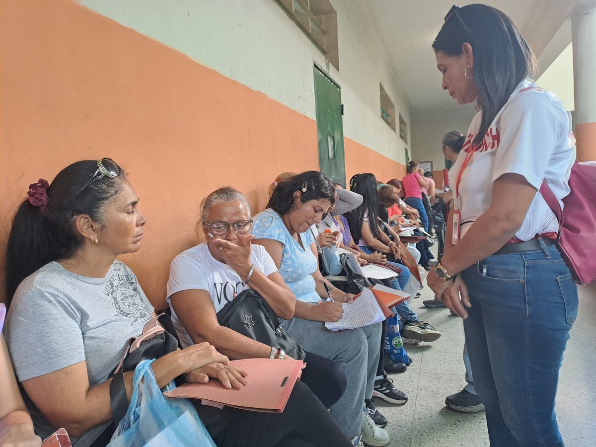 Hoy  Junto a los sindicatos signatarios estuvimos presente en la segunda fase de reclasificación de nuestros trabajadores/as de la  @Sec_EducAragua 

¡En Aragua La Educación Reverdece! 
#CultivamosFuturo 
<a href="/NicolasMaduro/">Nicolás Maduro</a> 
<a href="/_LaAvanzadora/">Yelitze Santaella</a> 
<a href="/Soykarinacarpio/">Karina Carpio</a> 
@Sec_EducAragua