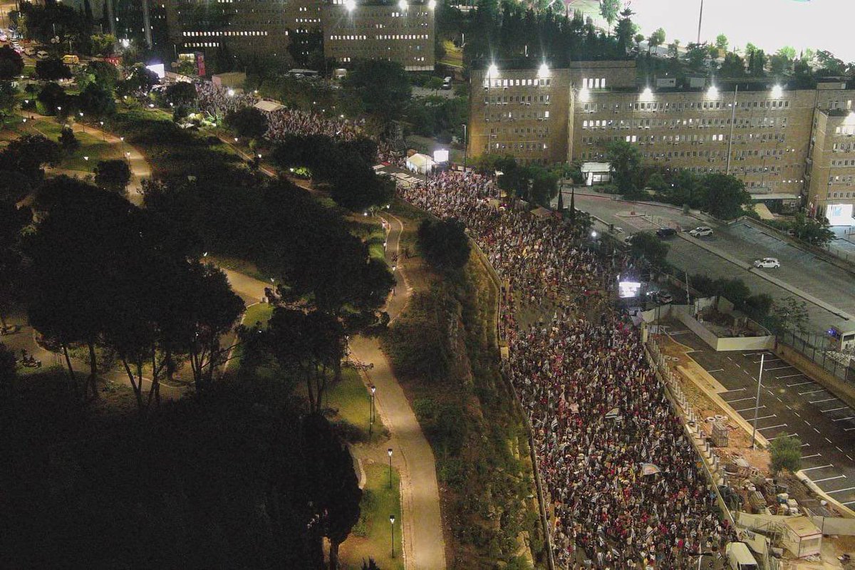 🔴 Última Hora: Más de 150.000 israelíes se manifiestan cerca de la Knesset en Jerusalén, exigiendo la destitución del gobierno de Netanyahu.

Israel está colapsando.