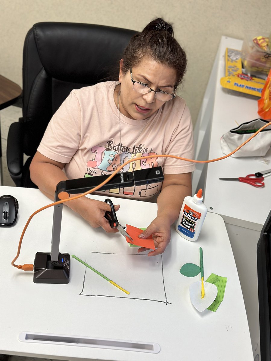 CuvillierMartha's tweet photo. @lore_myrick Day 9 hand crafted paper flowers #CampCarrolUSA24 #ChooseYourDestination opportunity hour. https://t.co/QS9n7vod1i