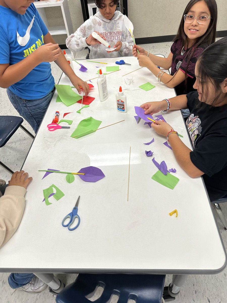 CuvillierMartha's tweet photo. @lore_myrick Day 9 hand crafted paper flowers #CampCarrolUSA24 #ChooseYourDestination opportunity hour. https://t.co/QS9n7vod1i