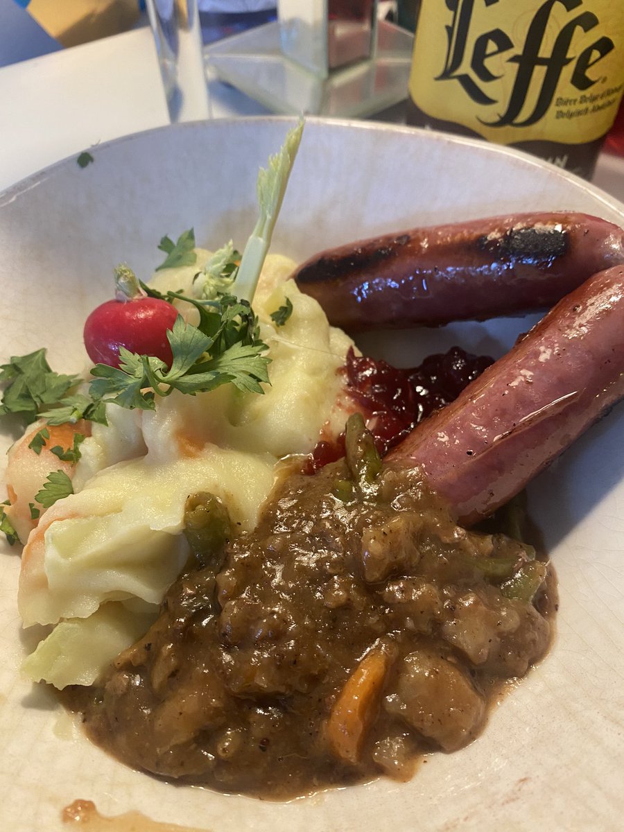 TamsinRussell's tweet photo. #EURO2024 menu🇧🇪#Leffe #Stoemp ❤️⚽️🏟️ https://t.co/eoDaEuAXkU