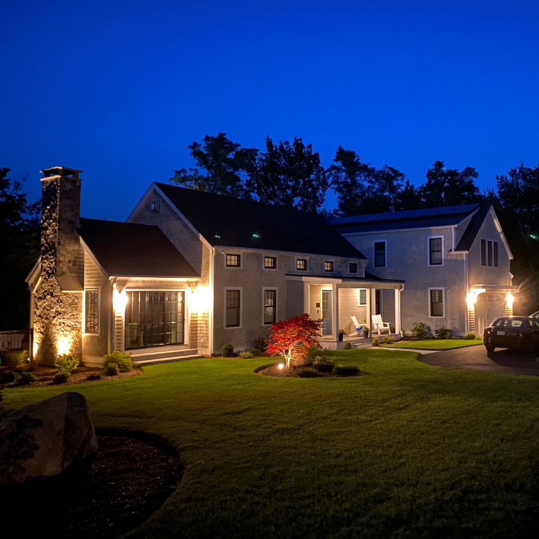 PhilbrookCC's tweet image. There’s something so welcoming about a warmly lit home on a summer evening.

#BuiltByPhilbrook with A3 Architects (1) #CapeCodBuilder #CapeCodLiving