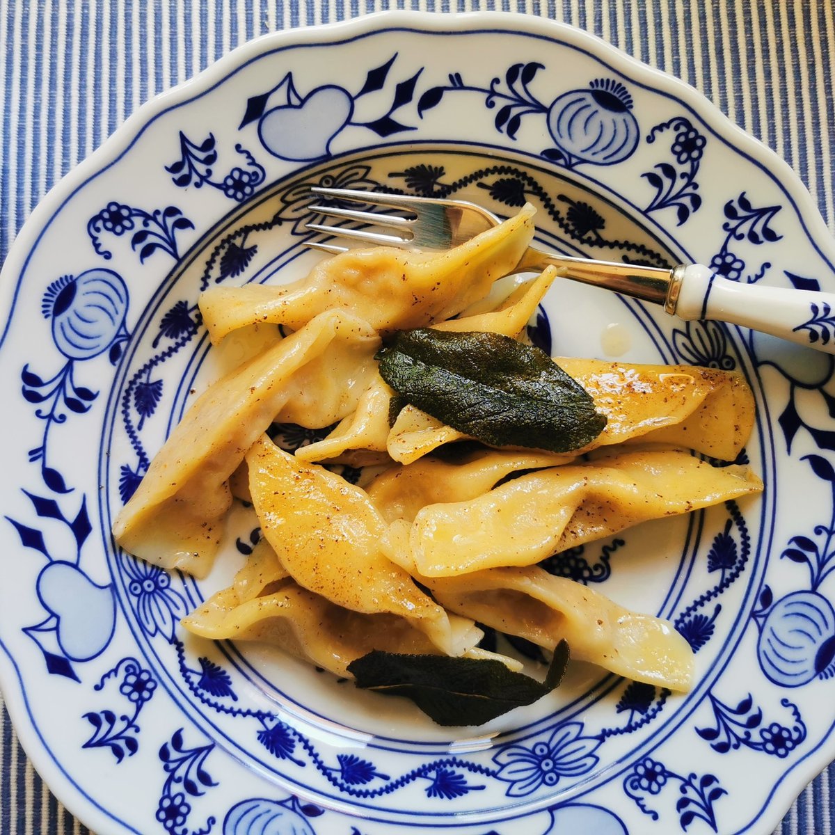 NEW ON MY BLOG! Known as scarpinocc di Parre this meatless filled pasta is a unique traditional dish from an ancient mountain village in Lombardy. Rich in milk, butter, cheese and eggs, this is a homemade pasta you will want to try! the-pasta-project.com/scarpinocc-di-… 📷