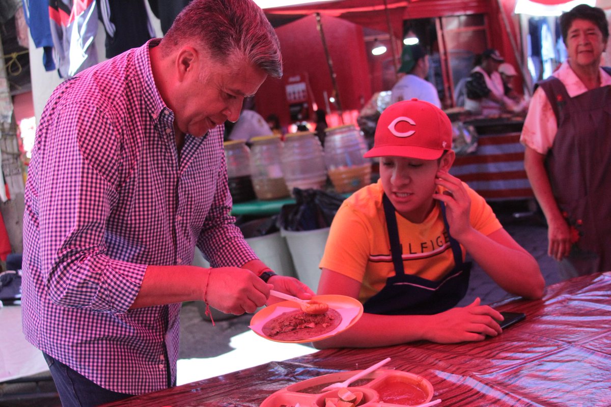 AlfredoQuirozF's tweet photo. 🌮 | Lunes de almorzar #Barbacoa en el tradicional #Tianguis de #Metepec. Antes de continuar con mis actividades de este día, hice mi parada técnica para echarme un consomé y unos taquitos de barbacoa. Siempre es un gusto coincidir y saludar a mis amigos del #Distrito35. https://t.co/aoAPFwwehs