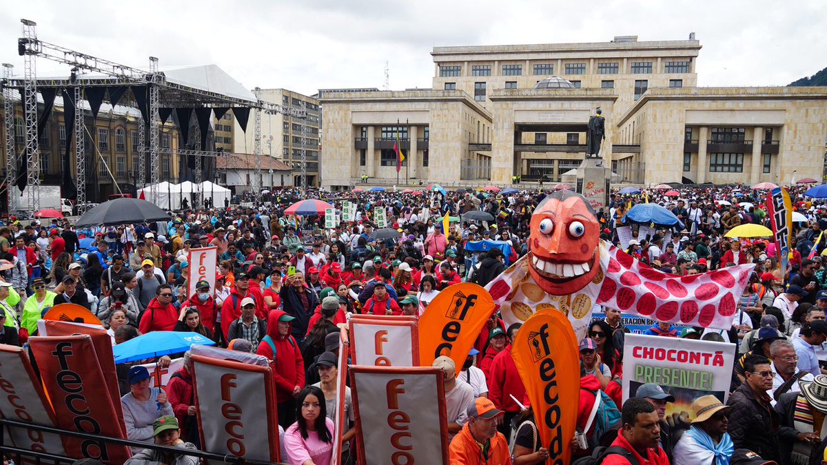 fecode's tweet photo. A esta hora la Plaza de Bolívar a reventar en la #TomaDeBogotáPorLaEducación docentes, Sena, movimiento estudiantil universitario y diferentes sectores unidos en una sola voz en defensa de la educación pública: Histórico. https://t.co/n6a1fpM6if