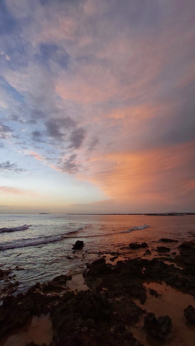 mifacciouncaffe's tweet image. A volte basta girarsi e guardare all&apos;altro lato del sole per cogliere la bellezza. 
Ieri sera. 💫