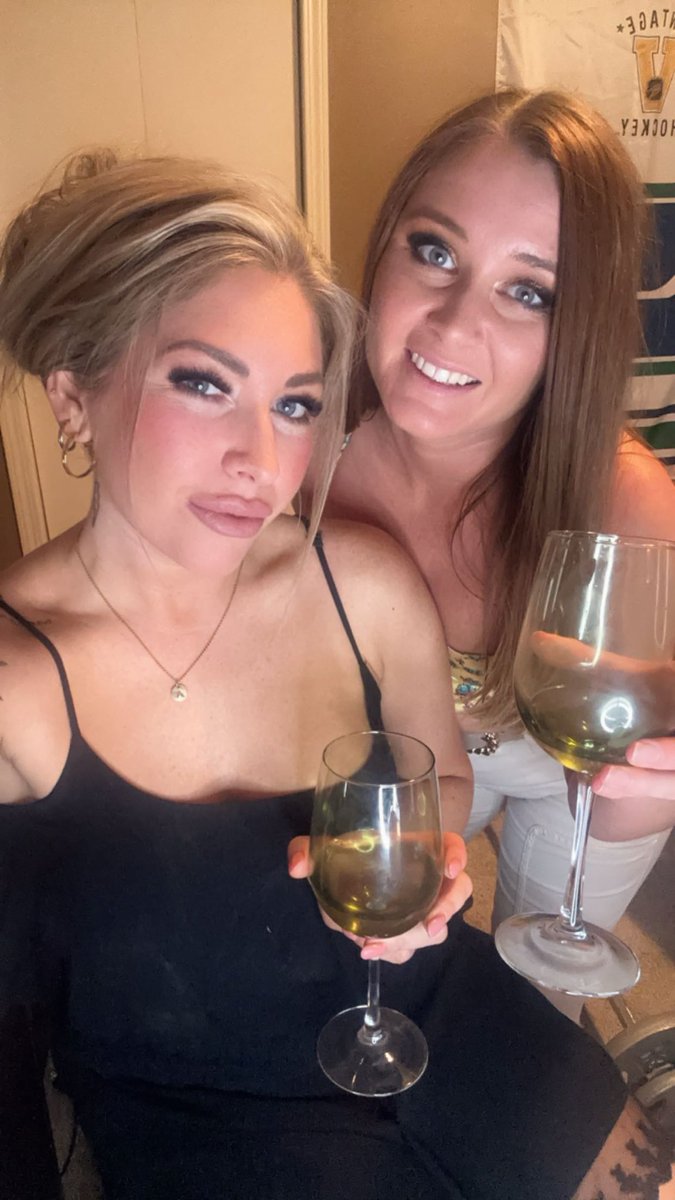 auroraalyn's tweet photo. best wknd w/ my boo 🥂💖 https://t.co/H1GKjvHcM0