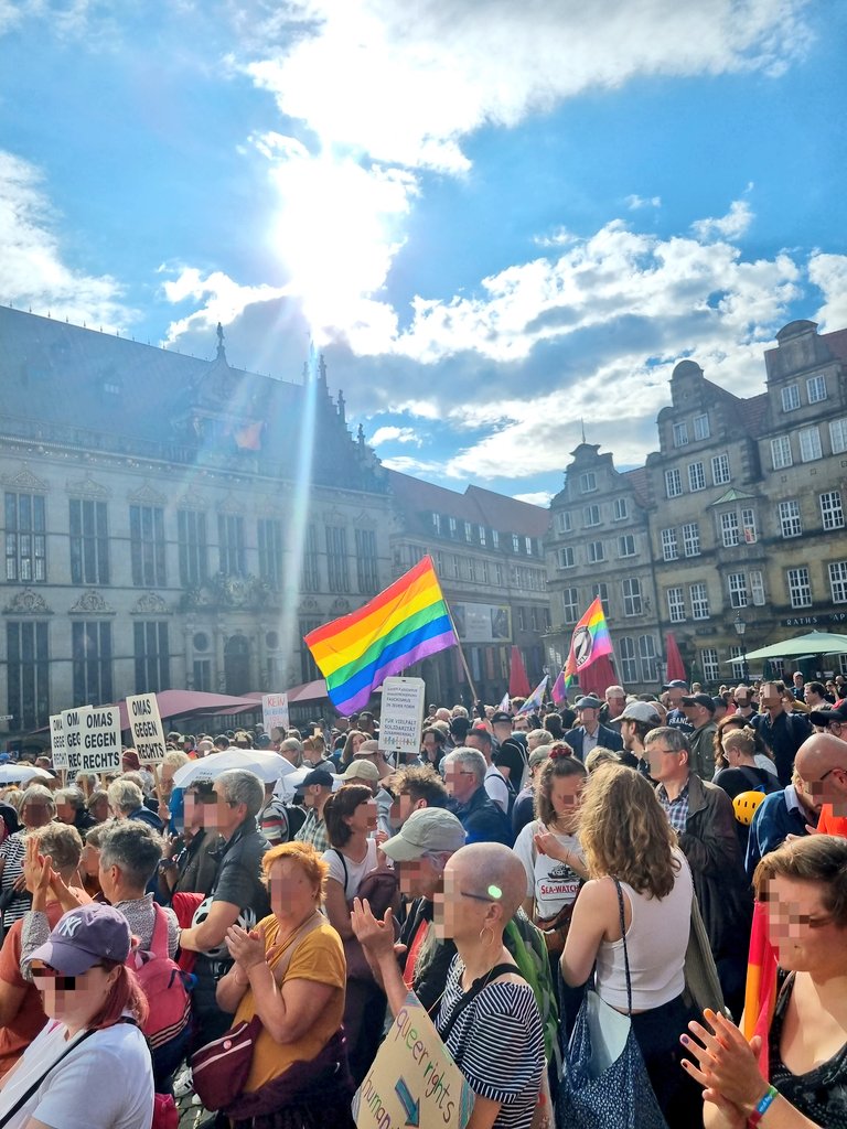 Rechter Angriff auf queeres Zentrum zwei Tage nach der Europawahl, mit NS-Begriffen und AfD-Verherrlichungen. Rechte Hetze wird zu rechter Gewalt, das Erstarken der AfD bedroht das Leben queerer Menschen ganz konkret.

Danke für die Soli-Kundgebung heute aufm Marktplatz. 🏳️‍🌈